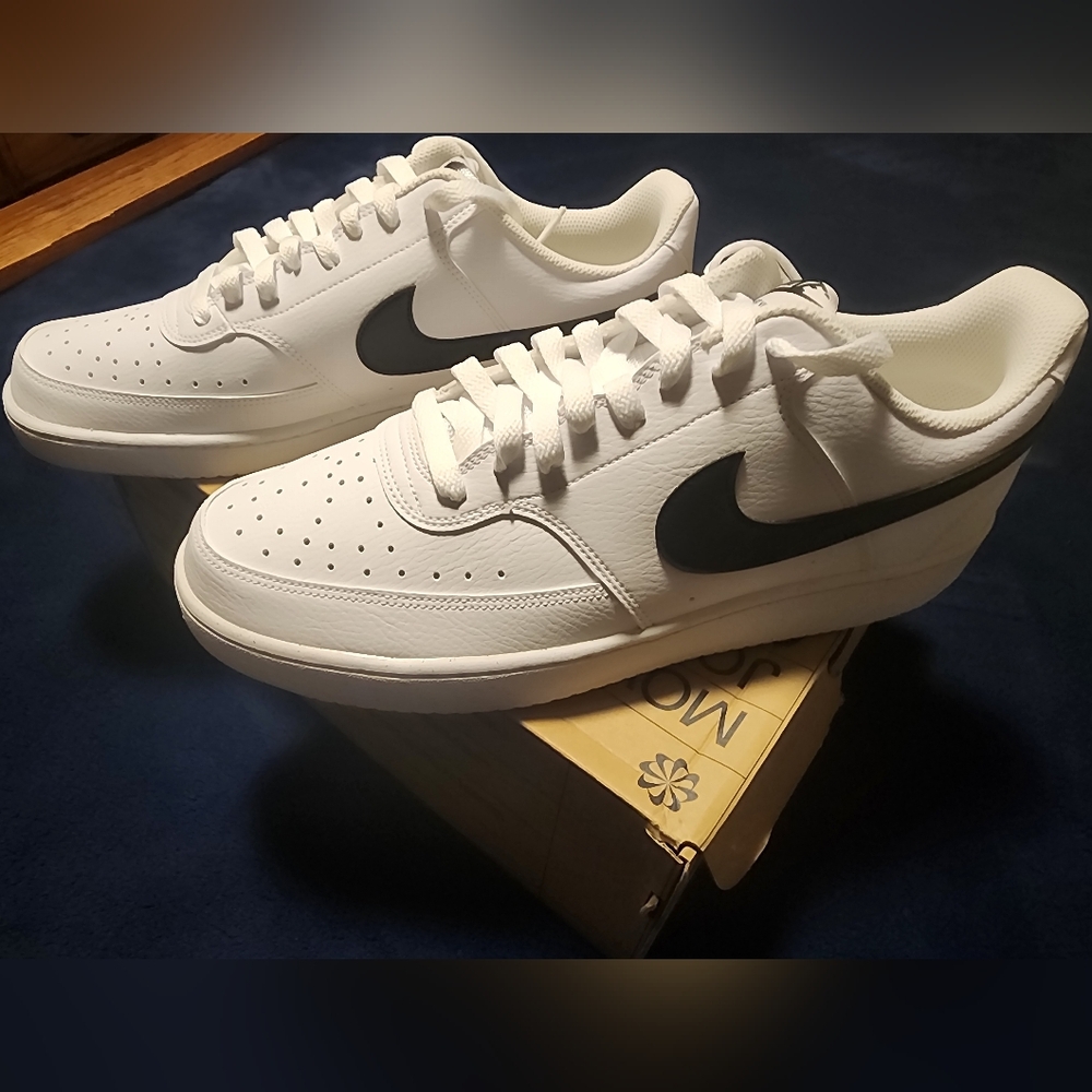 Nike - Picture 4 of 7